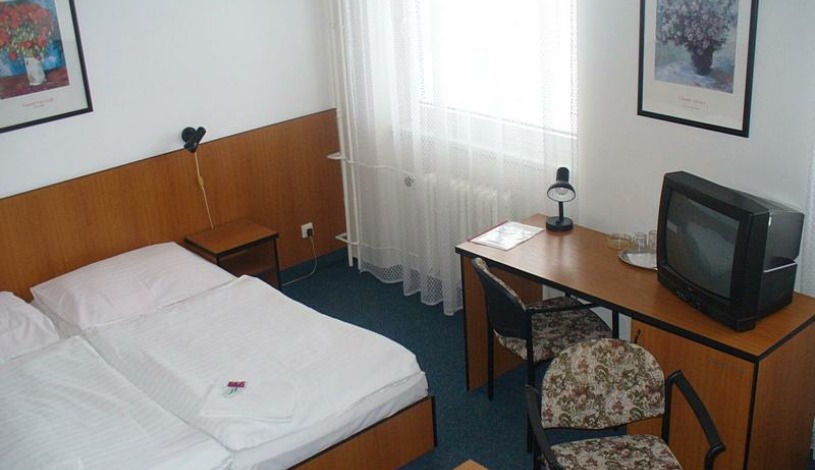 HOTEL MORAVA** Uherské Hradiště - třílůžkový pokoj s vanou, dvoulůžkový pokoj s vanou